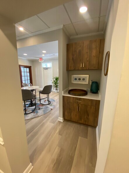 More Photos Of 590 W Crossville Rd, Roswell Coworking Space