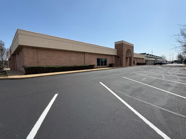 More Photos Of 7168 Moore Dr, Southaven Freestanding For Lease