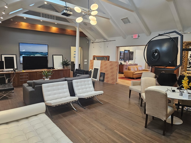 More Photos Of 445 New York Ave, Huntington Freestanding For Lease