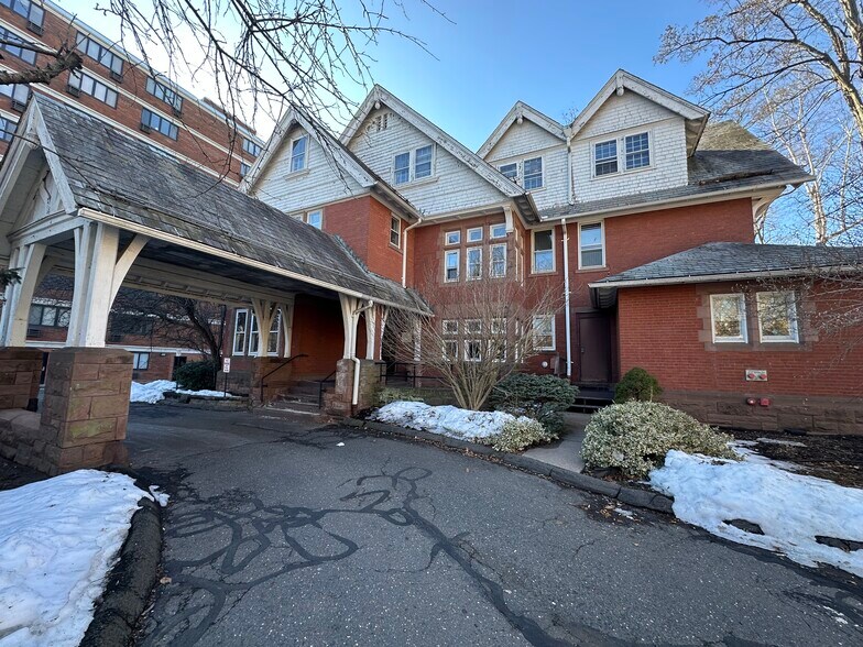 More Photos Of 19 Woodland St, Hartford Medical For Lease