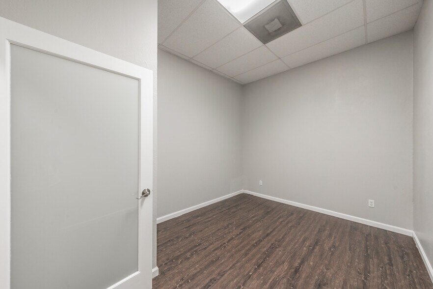 More Photos Of 7235 Glenview Dr, Richland Hills Office For Sale