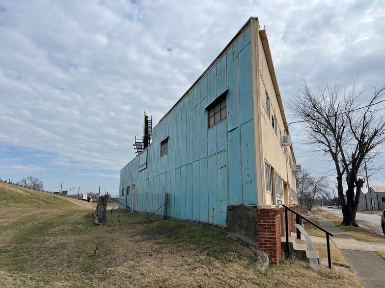 More Photos Of 636 Third Ave, Dallas Warehouse For Sale