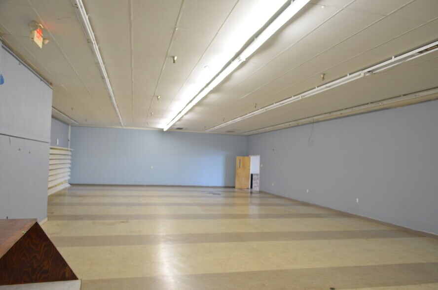 More Photos Of 316-326 Eureka Ave, Berryville Supermarket For Lease
