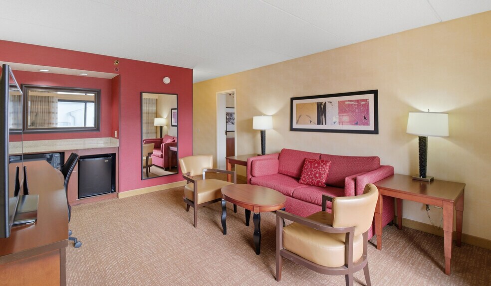 More Photos Of 100 West Algonquin Rd, Arlington Heights Hotel For Sale
