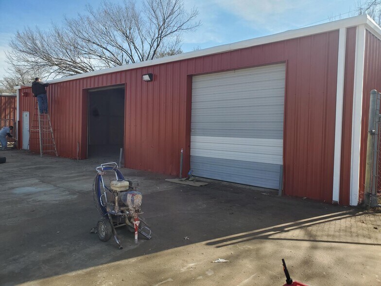 Primary Photo Of 2305 Crystal Dr, Balch Springs Warehouse For Lease