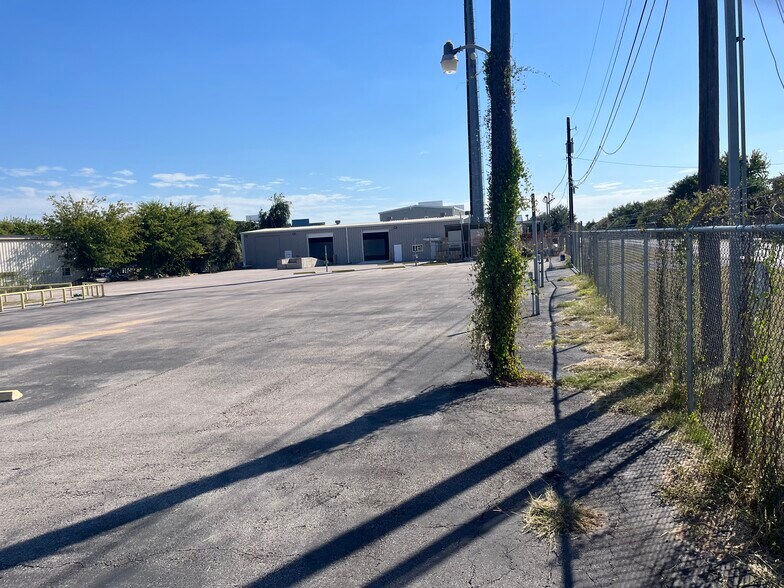 More Photos Of 11209 Conroy Ln, Manchaca Warehouse For Lease