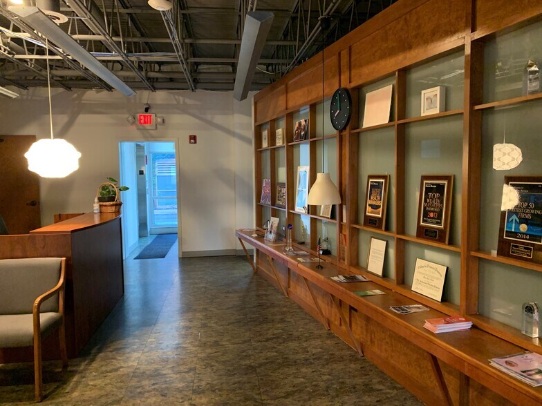 More Photos Of 103 Schelter Rd, Lincolnshire Loft Creative Space For Lease