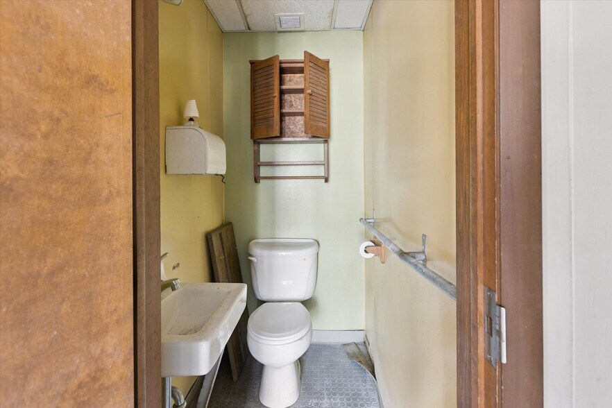 More Photos Of 211 Lee St, Saginaw Manufacturing For Sale