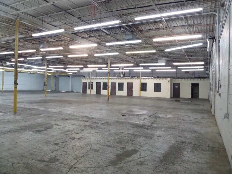 More Photos Of 2602 W Holly St, Phoenix Warehouse For Lease