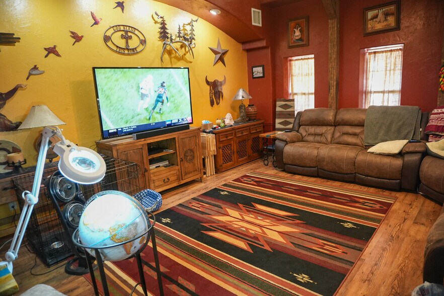 More Photos Of 1122 Douglas Ave, Beaver Hotel For Sale
