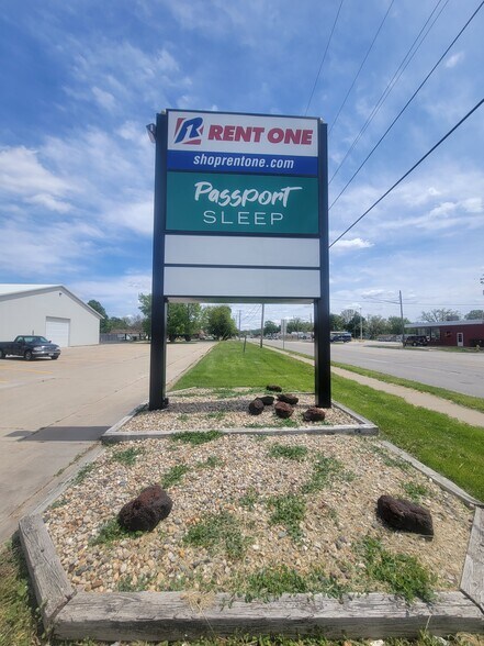 More Photos Of 910 Woodlawn Rd, Lincoln Freestanding For Lease