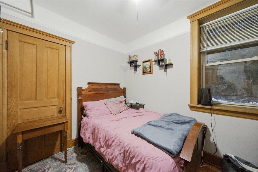 More Photos Of 905 W Fletcher St, Chicago Apartments For Sale
