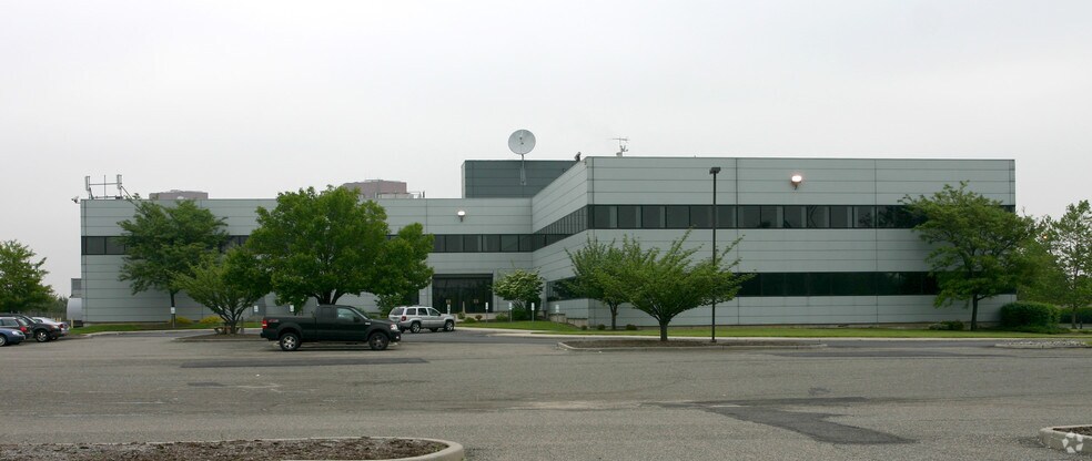 More Photos Of 425 Meadowlands Pky, Secaucus Warehouse For Lease