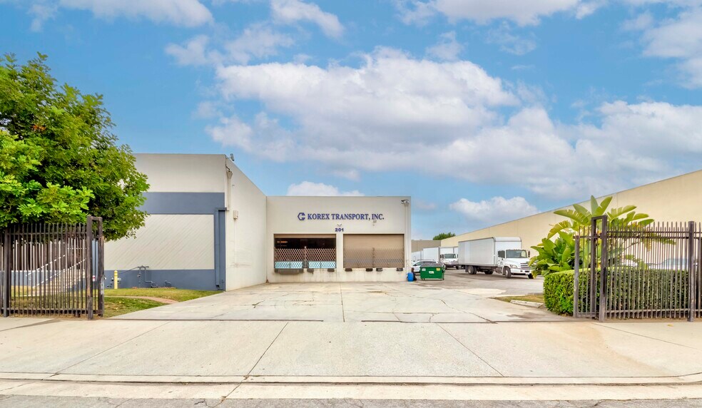 More Photos Of 201 W 132nd St, Los Angeles Distribution For Lease