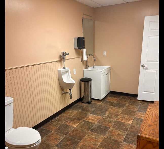 More Photos Of 418 E Jones St, Lewisville Manufacturing For Lease