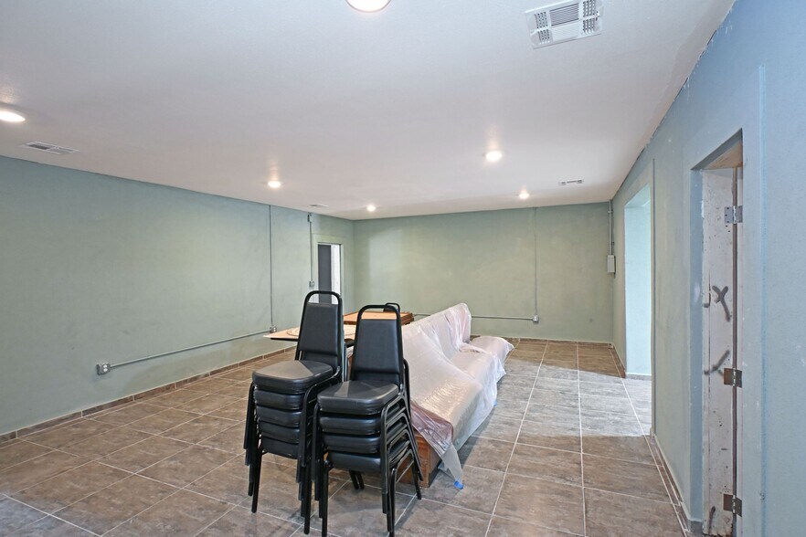 More Photos Of S 2162 S WW White Rd, San Antonio Restaurant For Sale