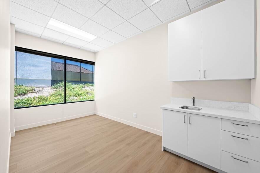 More Photos Of 24011 Ventura Blvd, Calabasas Medical For Lease