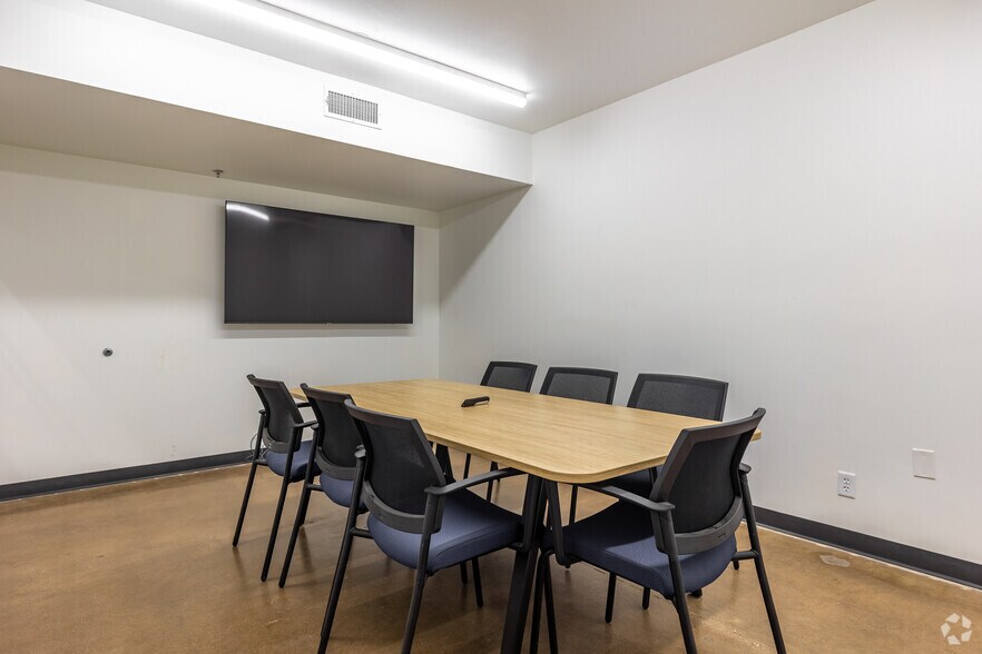 More Photos Of 3131 W Bolt St, Fort Worth Warehouse For Lease