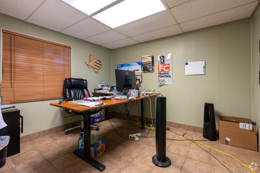 More Photos Of 2333-2337 Delante St, Haltom City Warehouse For Sale