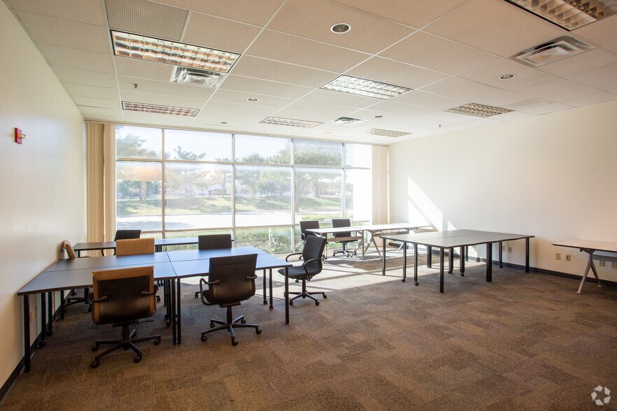 More Photos Of 5501 Alliance Gateway Fwy, Fort Worth Light Distribution For Lease