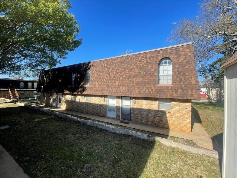 More Photos Of 106 E Josephine St, Weatherford Apartments For Sale