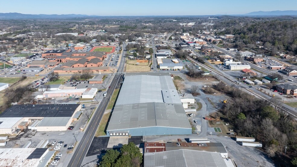 More Photos Of 410 S River St, Calhoun Warehouse For Lease