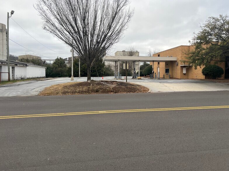 More Photos Of 8433 1st Ave, Leeds Bank For Lease