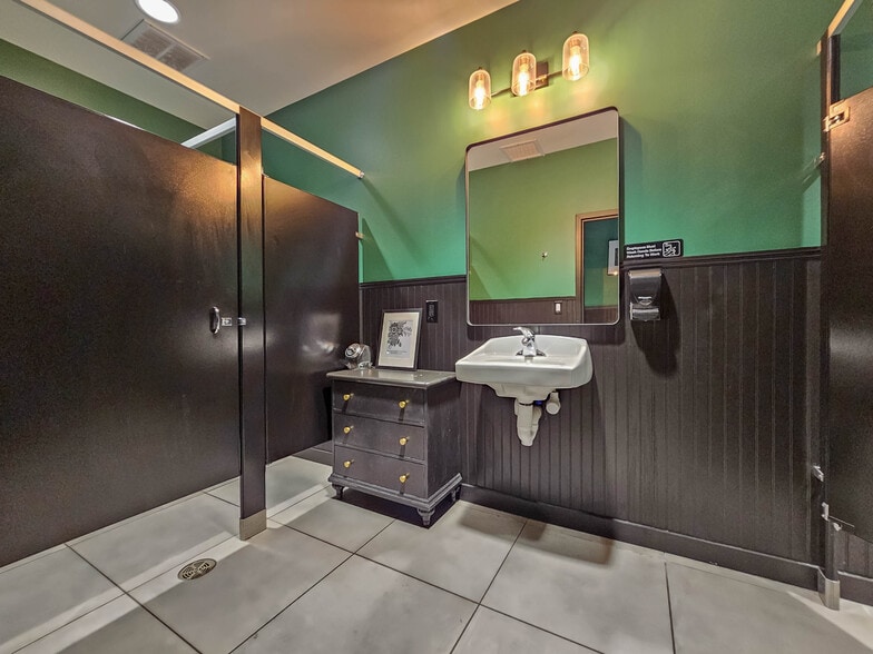 More Photos Of 3207 Leavenworth St, Omaha Bar For Sale