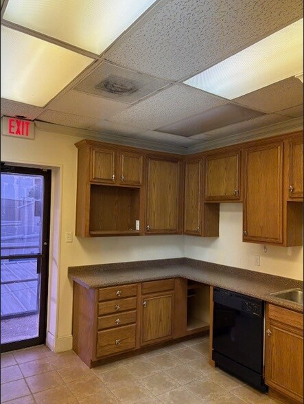 More Photos Of 4551 Glenn Curtiss Dr, Addison Office For Lease