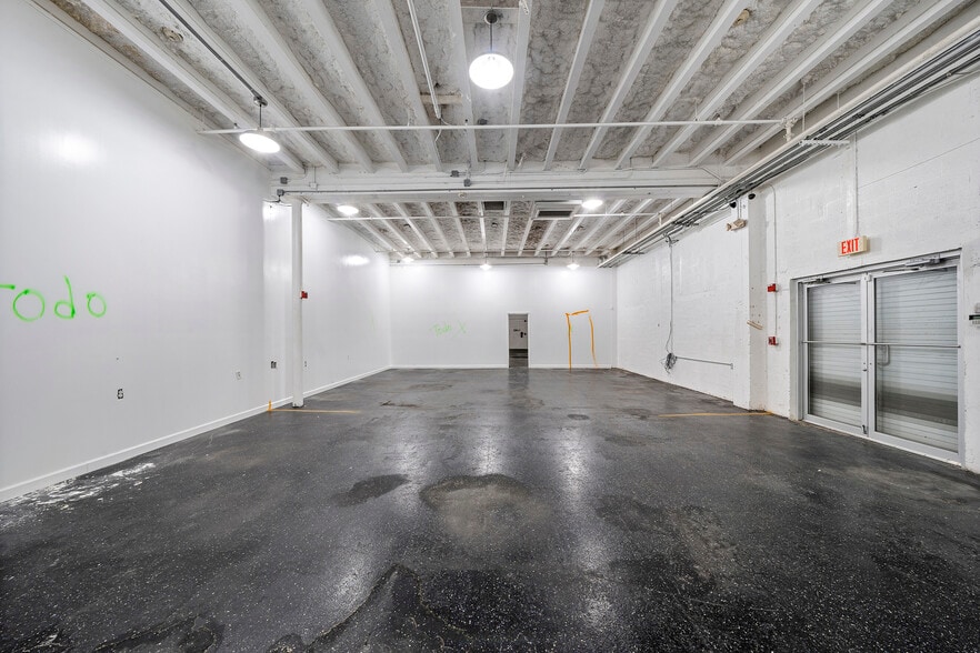 More Photos Of 2585 NW 21st Ter, Miami Warehouse For Lease