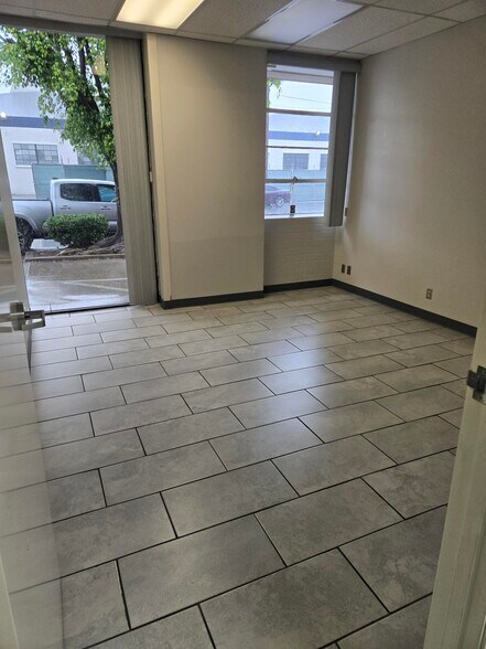 More Photos Of 12900 Simms Ave, Hawthorne Truck Terminal For Lease