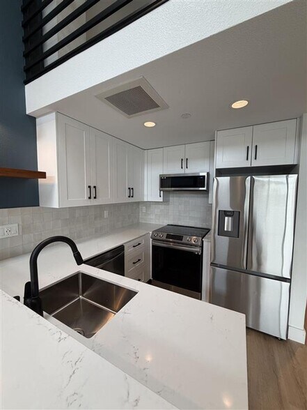 More Photos Of 7606 Girard Ave, La Jolla Apartments For Sale