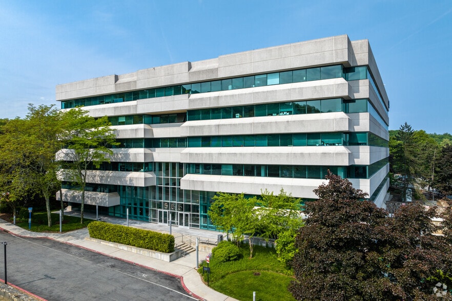 More Photos Of 565 Taxter Rd, Elmsford Office For Lease