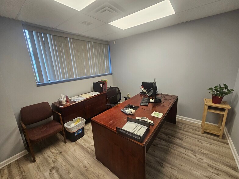 More Photos Of 6710 Vip Pky, Mattydale Warehouse For Lease