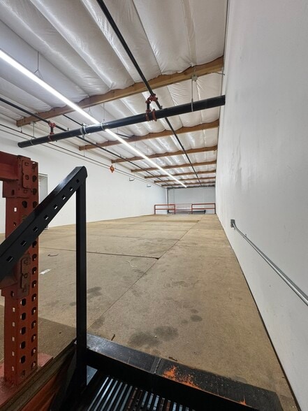 More Photos Of 238-256 W Chestnut Ave, Monrovia Warehouse For Lease