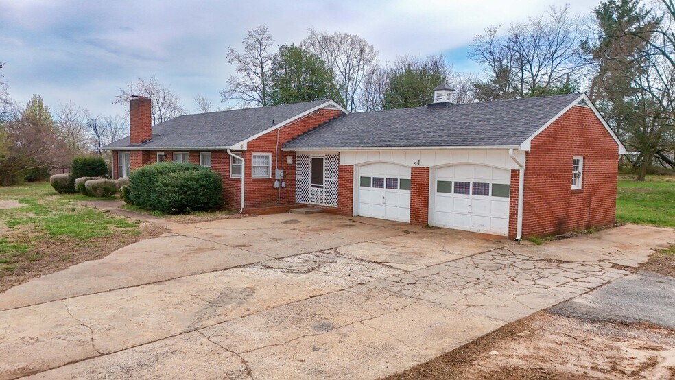 More Photos Of 1001 E Lynchburg Salem Tpke, Bedford Office For Sale