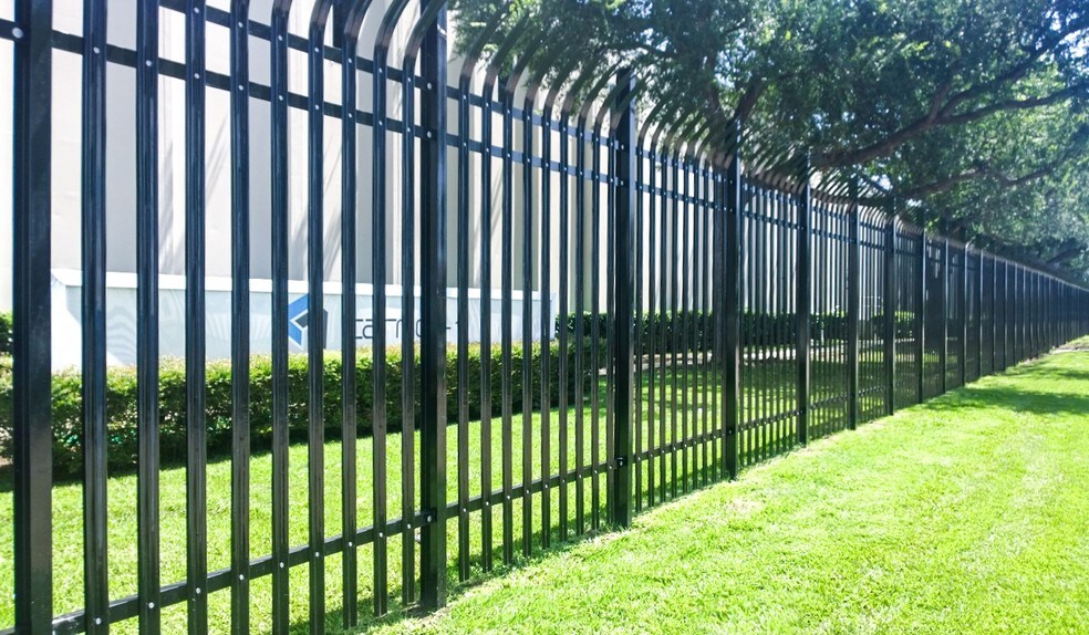 More Photos Of 1515 Round Table Dr, Dallas Warehouse For Lease