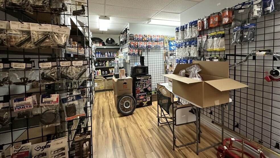 More Photos Of 717 Vandercook Way, Longview Storefront For Lease