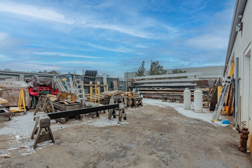 More Photos Of 332 Norfolk St, Aurora Flex For Sale