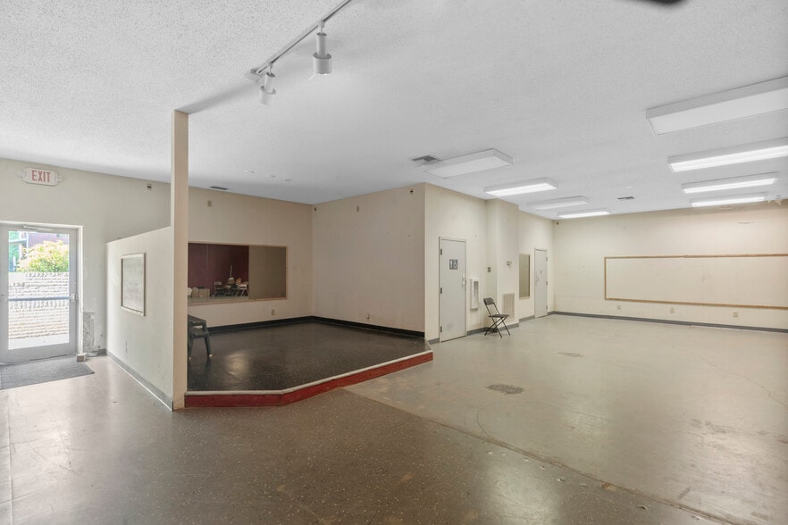 More Photos Of 2180 Northwest Blvd, Newton Medical For Sale