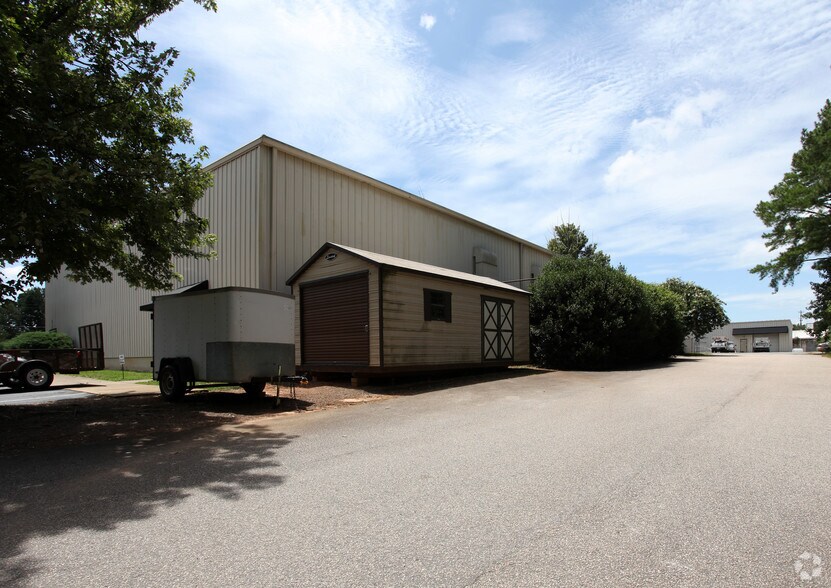 More Photos Of 515E E Chatham St, Cary Showroom For Lease
