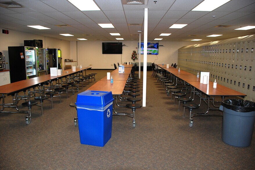 More Photos Of 625 Willow Springs Ln, York Warehouse For Lease