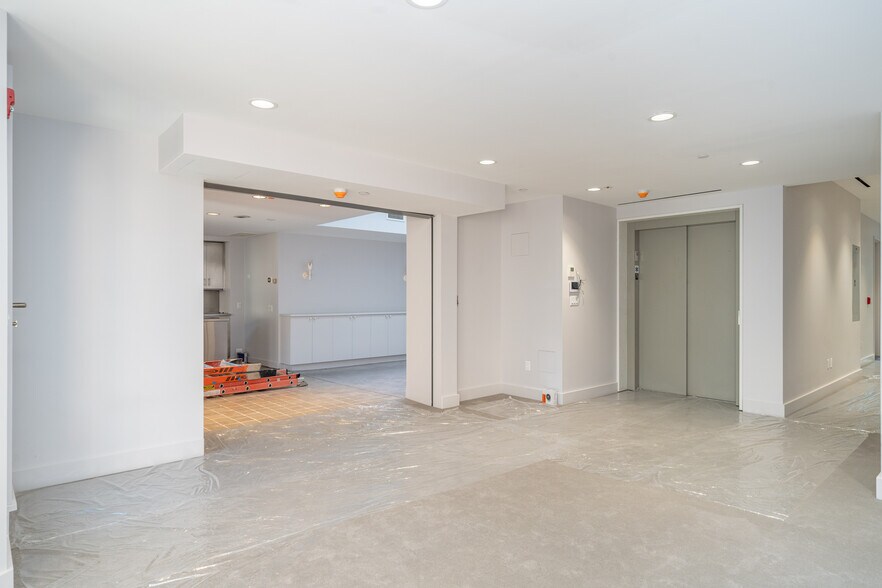 More Photos Of 31 W 54th St, New York Storefront Retail Office For Sale