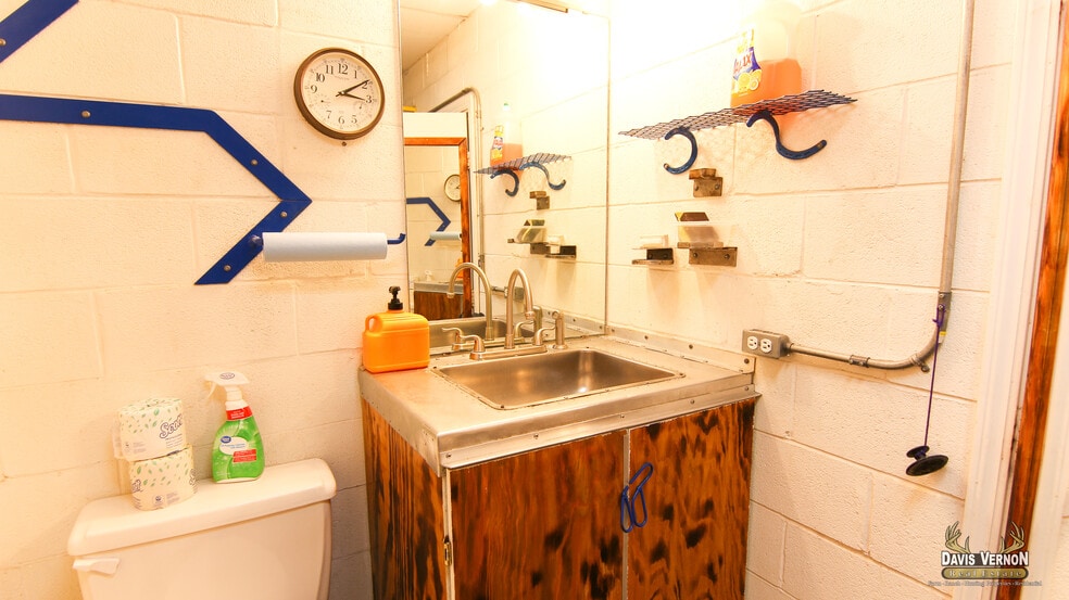 More Photos Of 1331 Cumberland St, Vernon Storefront For Sale