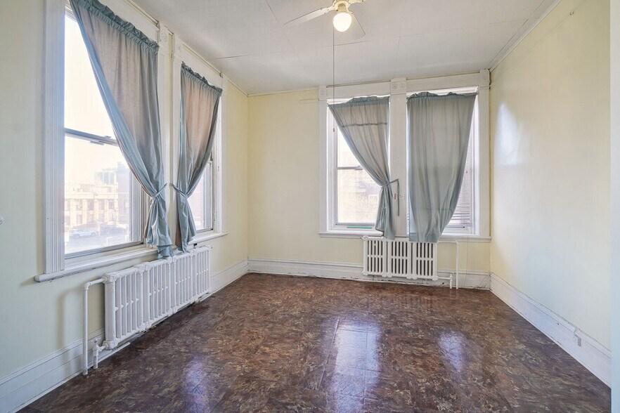 More Photos Of 215 St De Castelnau E, Montréal General Retail For Lease