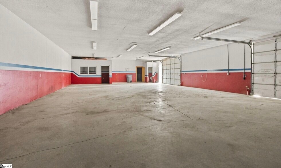 More Photos Of 2214 State Park Rd, Greenville Flex For Lease
