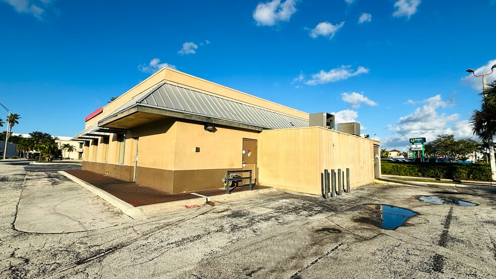 More Photos Of 920 SE Federal Hwy, Stuart Fast Food For Lease
