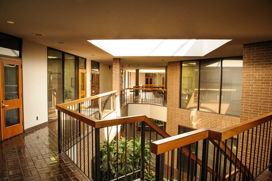 More Photos Of 16151 Cairnway Dr, Houston Office For Lease