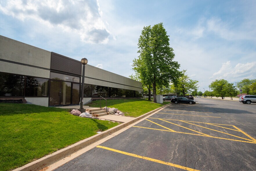 More Photos Of 2500 W Higgins Rd, Hoffman Estates Unknown For Lease