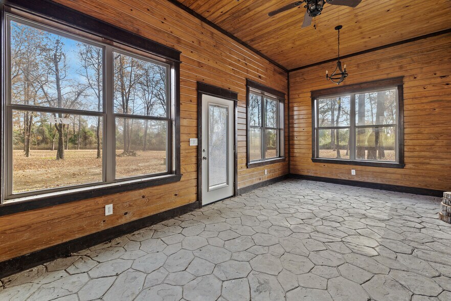 More Photos Of 5796 Highway 271, Pittsburg Flex For Sale